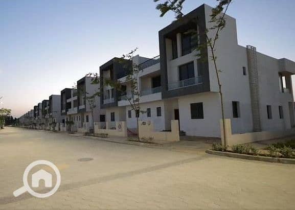 Townhouse villa for sale, ready to move, in Lake West 2 Compound, Sheikh Zayed, in front of Beverly Hills - Więcej