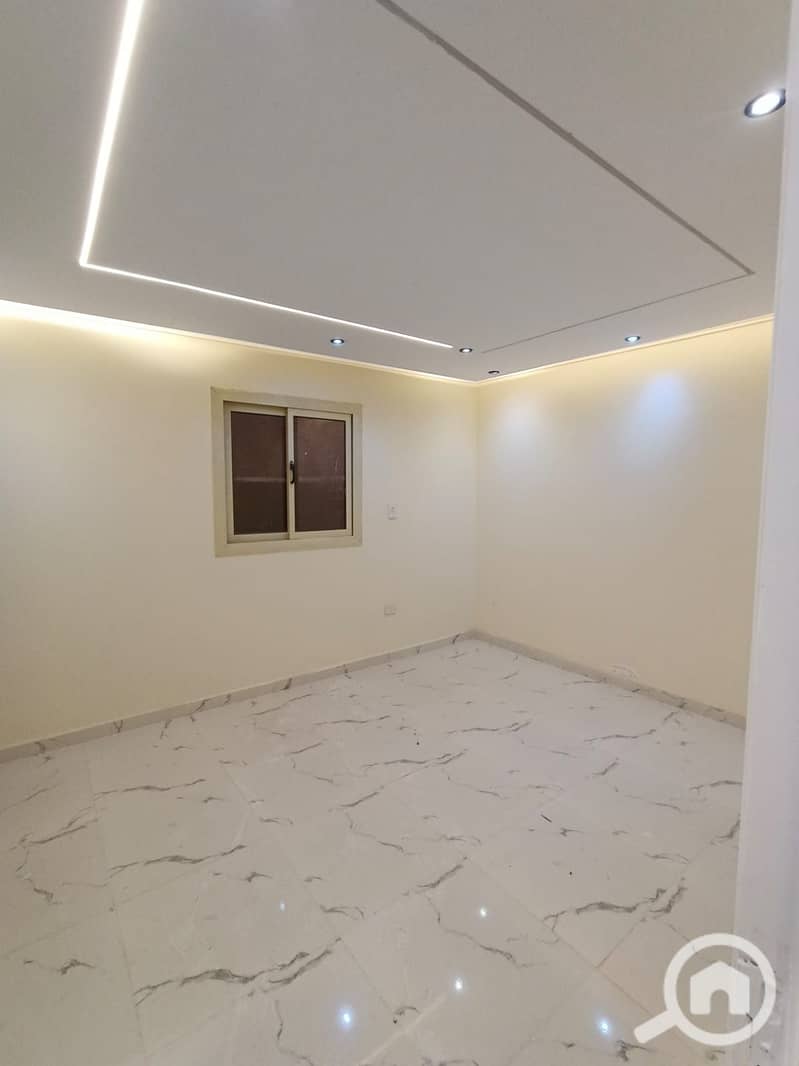 Villa with a private entrance facade - Mehr
