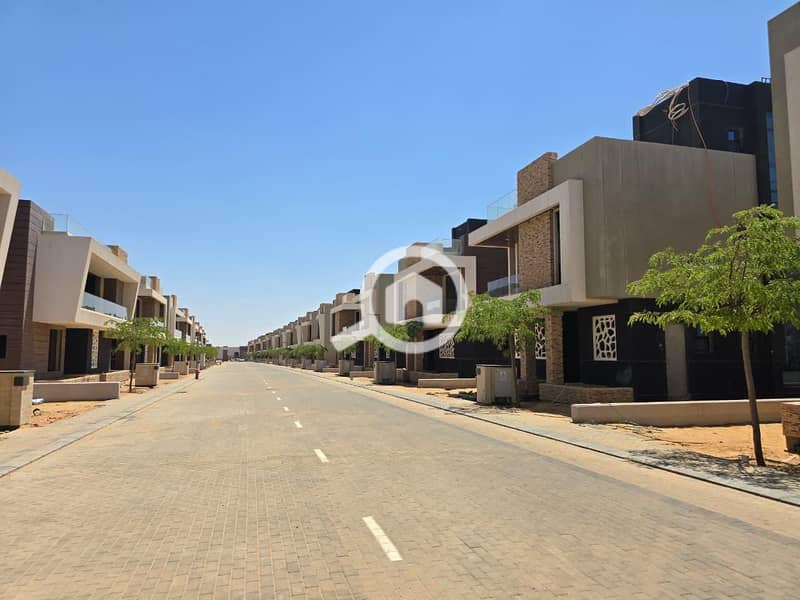 6BR Villa for Sale at the Old Price in a Very Prime Location in the Heart of New Cairo – Lake and Landscape View! - Mehr