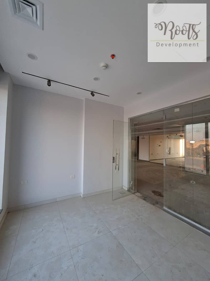 For Sale,Administrative Office Ready to move ,Fully Finished ,in a prime location with open view in Park Yard Mall 6 October - Widok 3