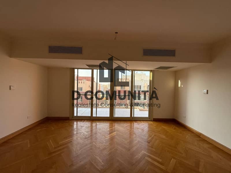 Penthouse for rent with an area of 255 square meters and a roof of 133 square meters in Ameer View Compound Promenade - North-facing view garden with air conditioning and garage. – pohled 2