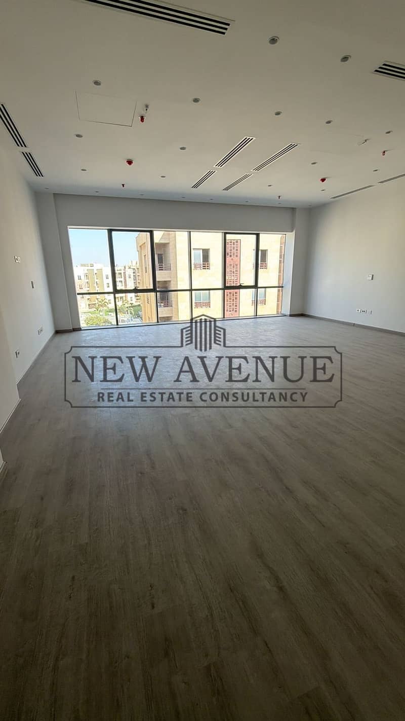 Fully Finished 100 sqm Ready to Move Office for Sale at The Ledge by Valda Development Prime Business Hub in New Cairo Immediate Operation - Widok 2