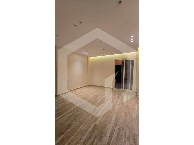 Apartment with Garden for rent with Kitchen Cabinets & ACs In a Prime Location in Green 3, Mabany Edris, El Sheikh Zayed - Widok 5