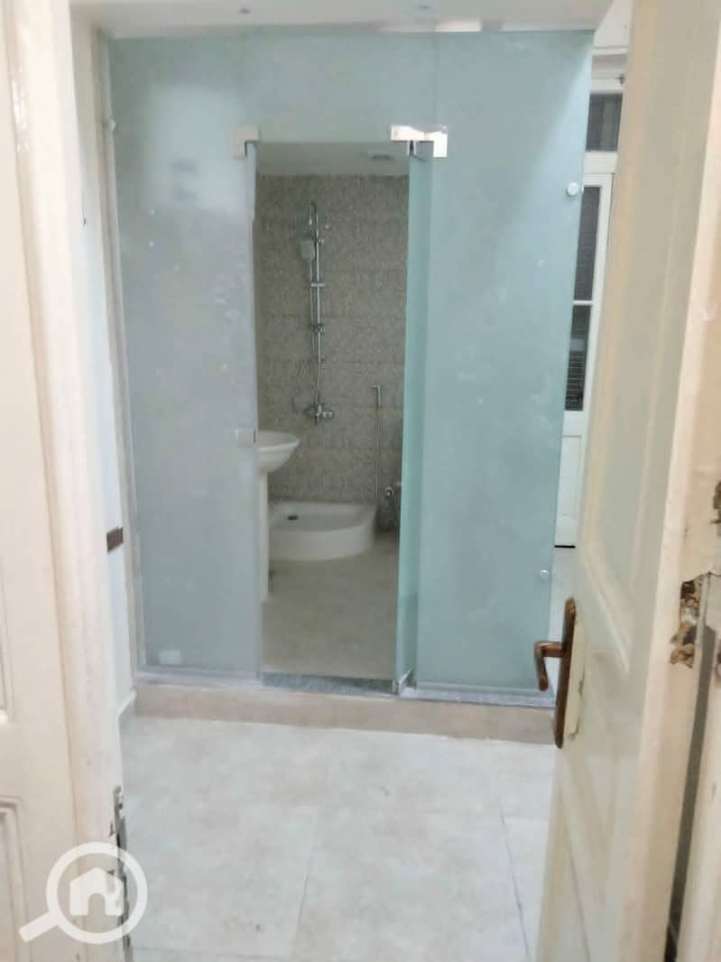 3-bedroom apartment with a bathroom in each room, sauna, jacuzzi, high ceiling, in the city center, first floor, façade. - Widok 2