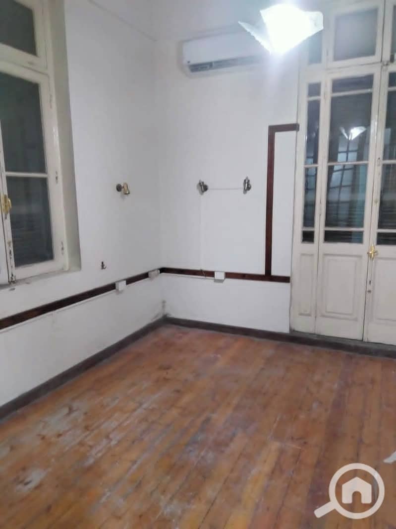 3-bedroom apartment with a bathroom in each room, sauna, jacuzzi, high ceiling, in the city center, first floor, façade. - Widok 3