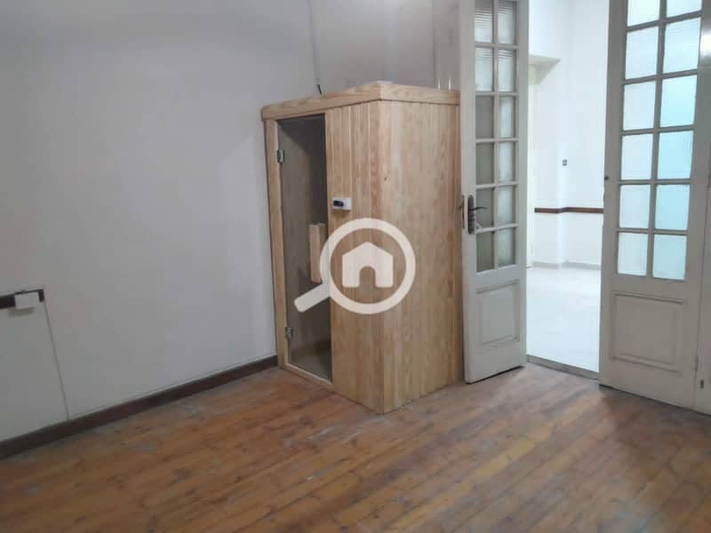 3-bedroom apartment with a bathroom in each room, sauna, jacuzzi, high ceiling, in the city center, first floor, façade. - Widok 4