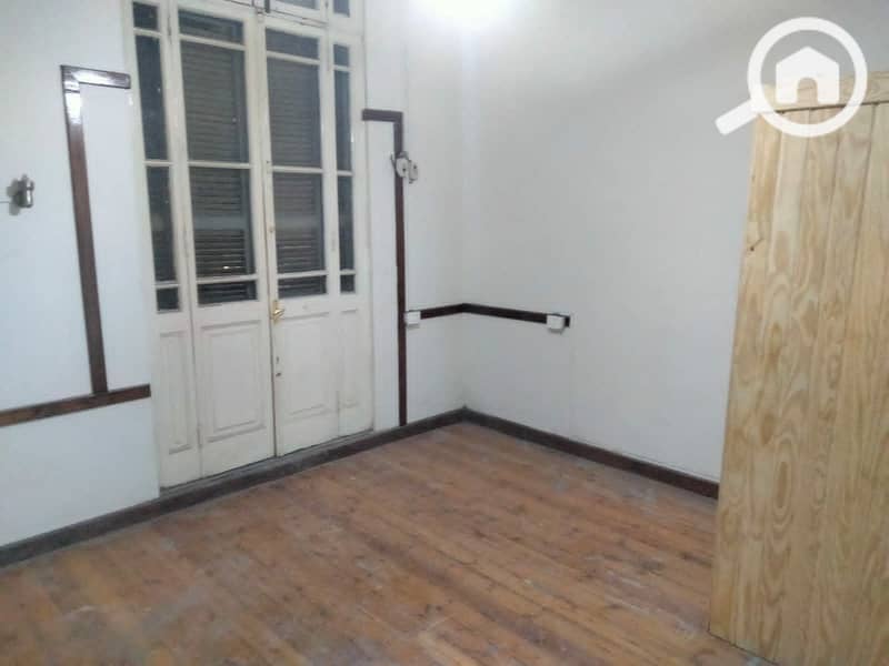 3-bedroom apartment with a bathroom in each room, sauna, jacuzzi, high ceiling, in the city center, first floor, façade. - Widok 5