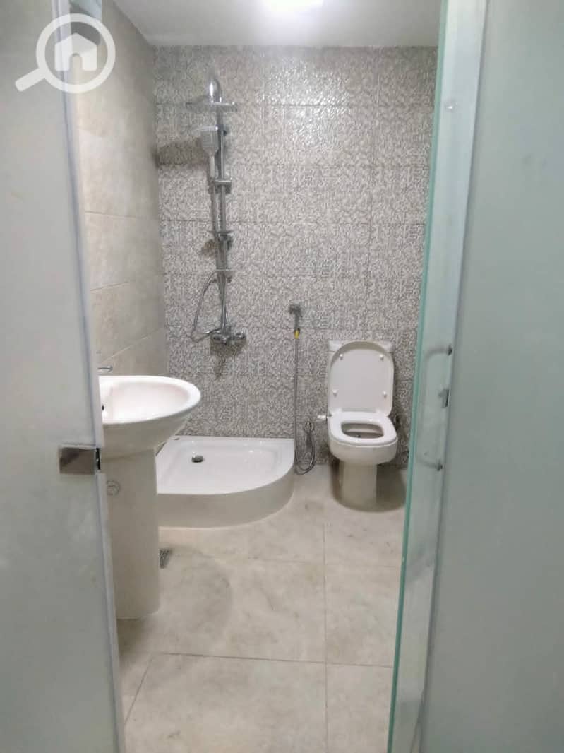 3-bedroom apartment with a bathroom in each room, sauna, jacuzzi, high ceiling, in the city center, first floor, façade. - Widok 6