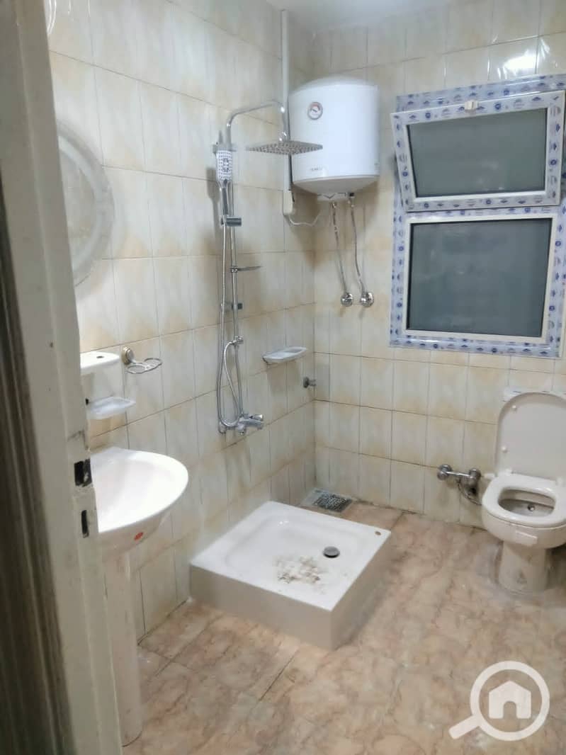 3-bedroom apartment with a bathroom in each room, sauna, jacuzzi, high ceiling, in the city center, first floor, façade. - Więcej
