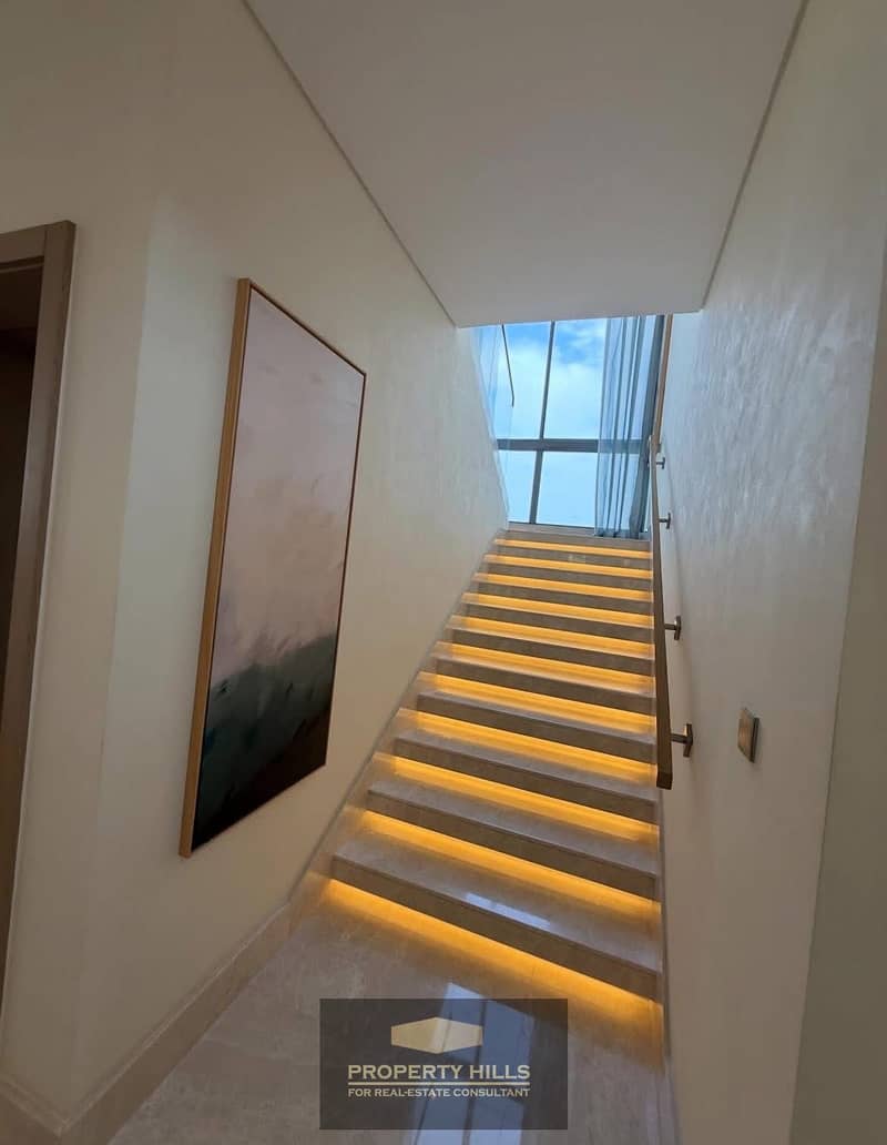 Penthouse for sale, 293 square meters in Cleopatra Square compound, immediate delivery, semi-finished, on a direct axis next to New Giza, Hassan Alam, and Palm Hills. - Więcej