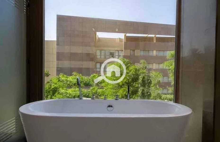 The last apartment overlooking the pyramids with hotel services, fully finished with air conditioning in the Eastern expansions of October, next to New Giza and Jules, and close to Palm Hills Z Crown and Golf Views. - Więcej