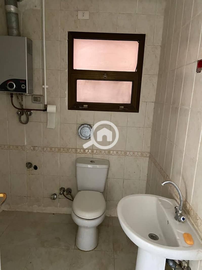 For sale in Al-Rehab City, a 90 sqm apartment in phase five of the condo, repeated floor overlooking a garden and park. - Więcej