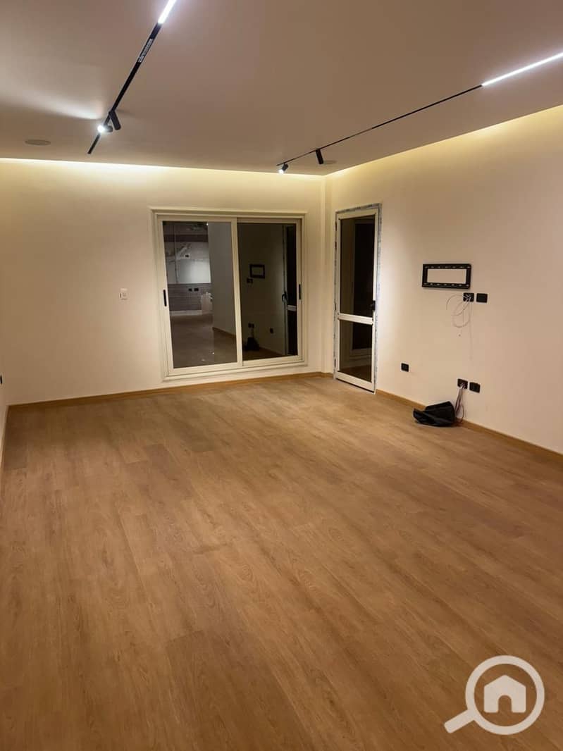 For sale: an apartment in the Dar Masr Compound, Al-Qarnefel, New Cairo, in front of Gate 24 of Al-Rehab, the Eastern Market, the Attorney General's office, New Cairo Security Directorate, and the Suez Road. – pohled 3