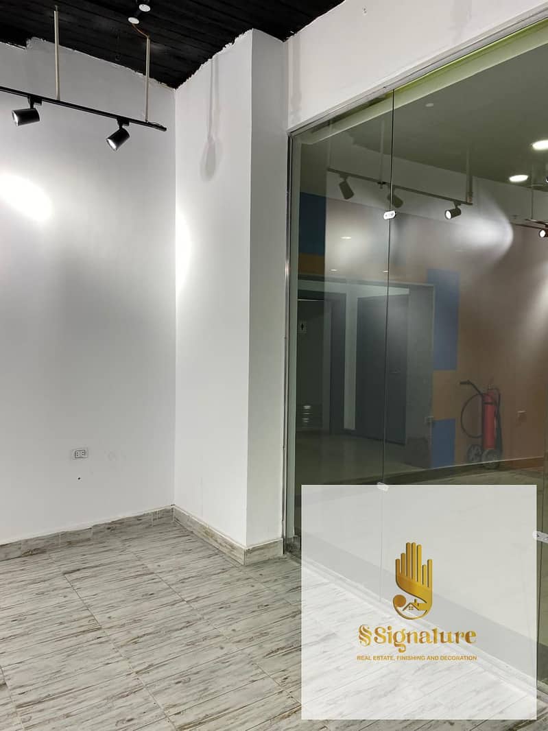 For sale at a special price: a fully finished 48 sq m shop suitable for all activities, ready for immediate occupancy in Mirage Mall, First Settlement – další