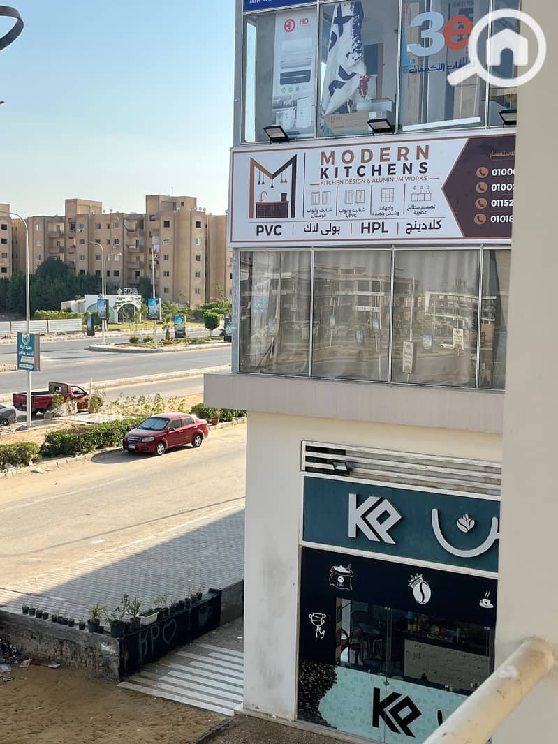 Commercial Shop for Sale – Immediate ROILocation: Degla Mall (Rear Building), Hadayek OctoberSize: 75 square metersFloor: 1st floorFinishing: Fully finishedAvailability: Ready for immediate handover - Mehr