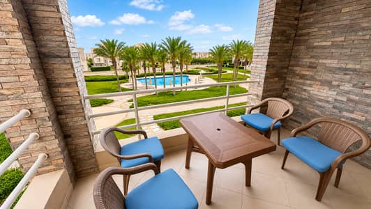 2 Bedroom Chalet for Rent in North Coast, Matruh - شاليه للإيجار في أمواج الساحل الشمالي — روف و تيراس على حمام السباحة 2 Bedroom Chalet for Rent in North Coast, Matruh - شاليه للإيجار في أمواج الساحل الشمالي — روف و تيراس على حمام السباحة