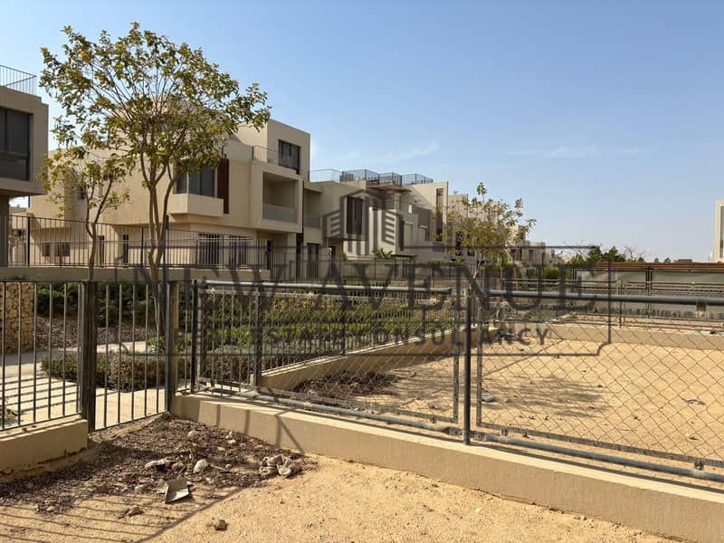 Lowest price Twin house ready to move at Sodic East for sale semi finished prime location 4 bedrooms - Widok 4