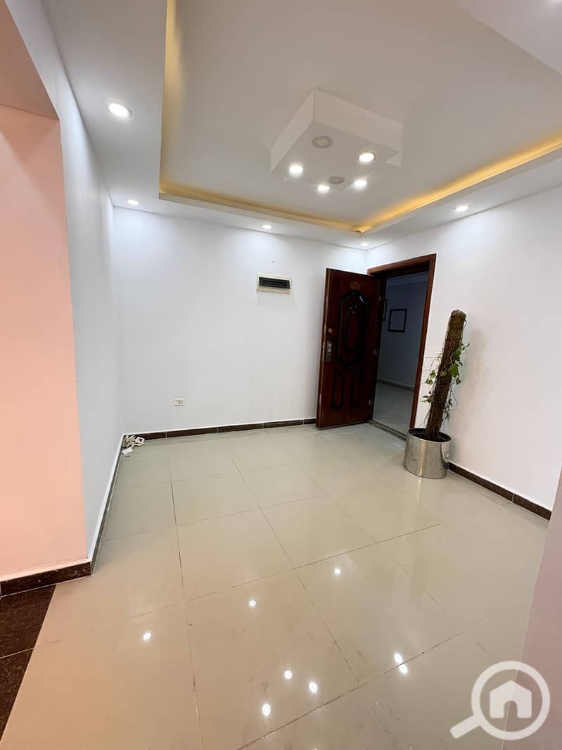 Apartment for sale, 170 square meters inside the Marsilia Florence compound, Al Montazah, Alexandria, featuring a distinctive facade. - Widok 3