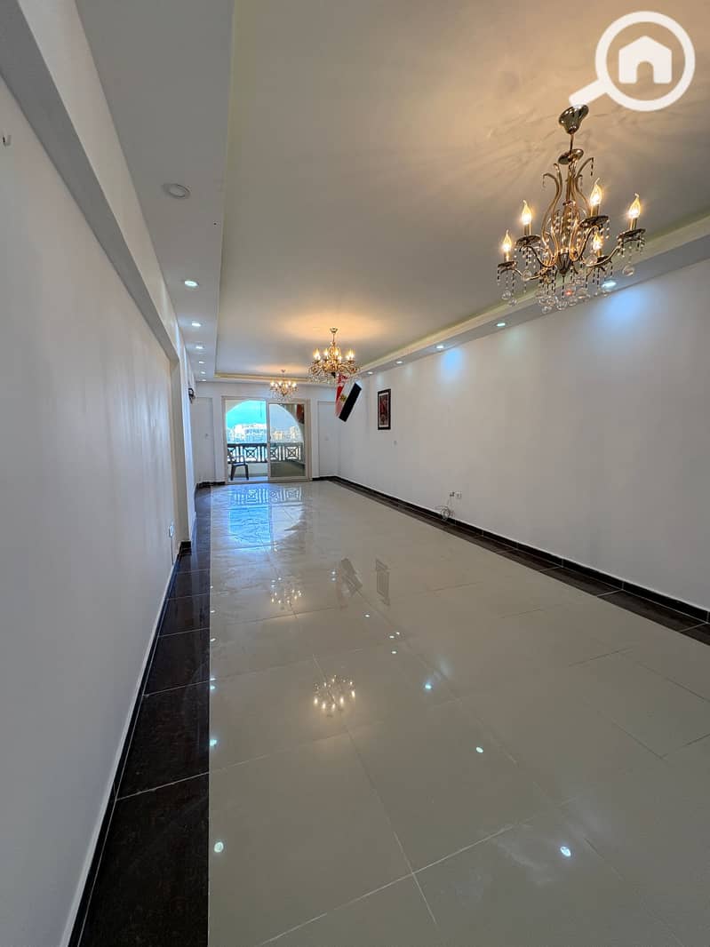 Apartment for sale, 170 square meters inside the Marsilia Florence compound, Al Montazah, Alexandria, featuring a distinctive facade. - Widok 4