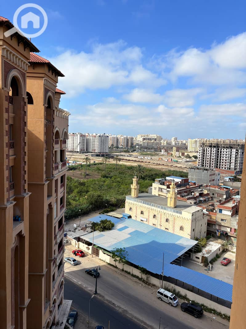 Apartment for sale, 170 square meters inside the Marsilia Florence compound, Al Montazah, Alexandria, featuring a distinctive facade. - Widok 5