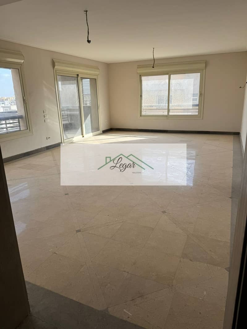 Penthouse with roof for rent in New Giza Compound, 3 bedrooms, first occupancy, at a bargain price. - Widok 2