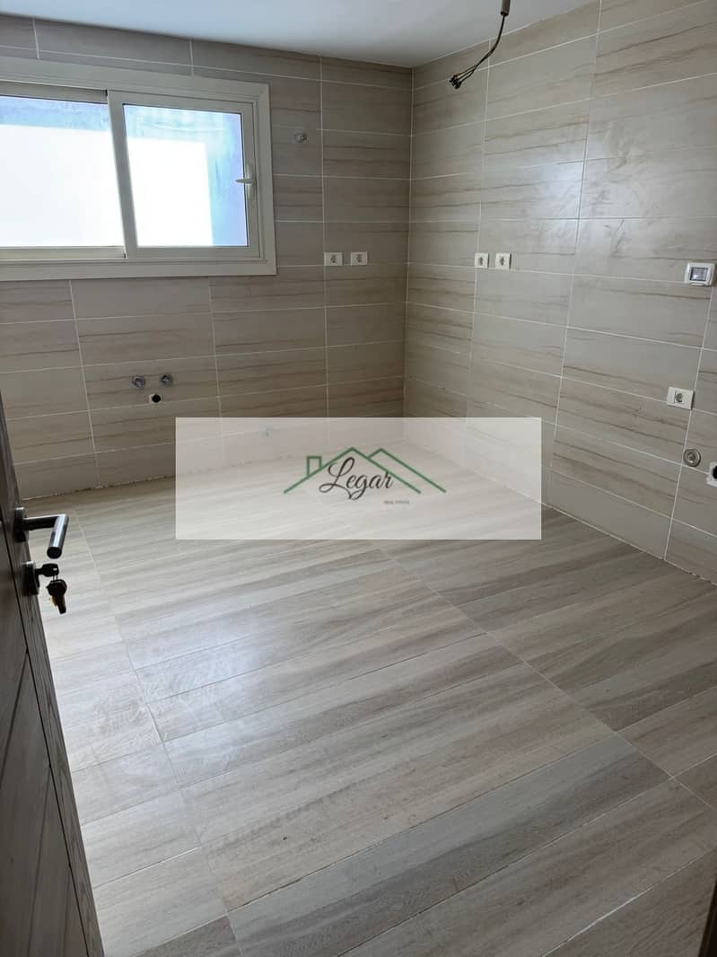 Penthouse with roof for rent in New Giza Compound, 3 bedrooms, first occupancy, at a bargain price. - Widok 4