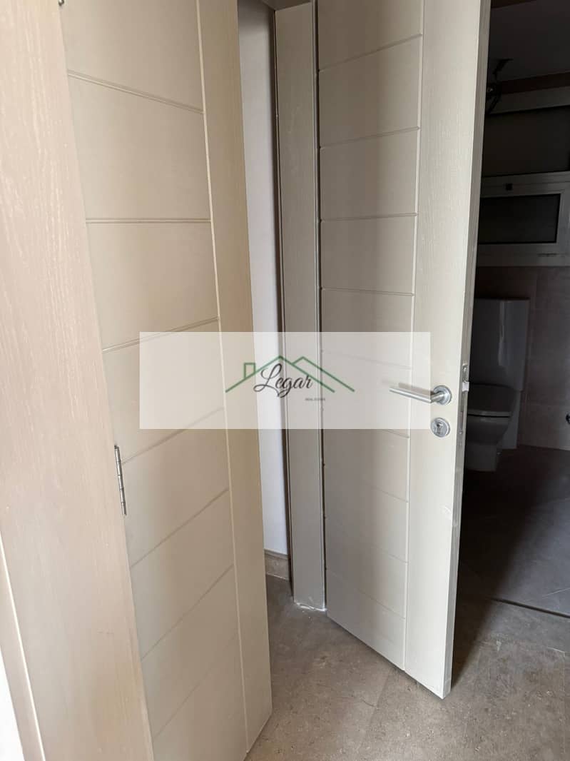 Penthouse with roof for rent in New Giza Compound, 3 bedrooms, first occupancy, at a bargain price. - Widok 6