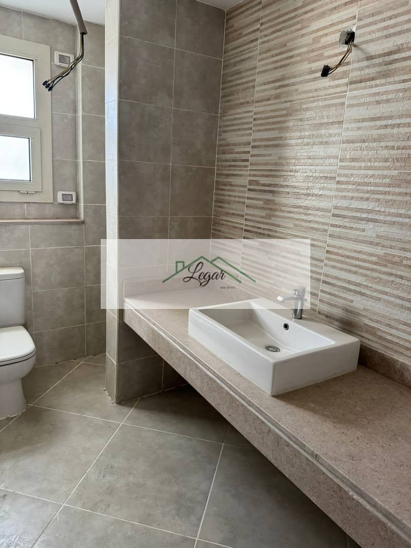 Penthouse with roof for rent in New Giza Compound, 3 bedrooms, first occupancy, at a bargain price. - Więcej