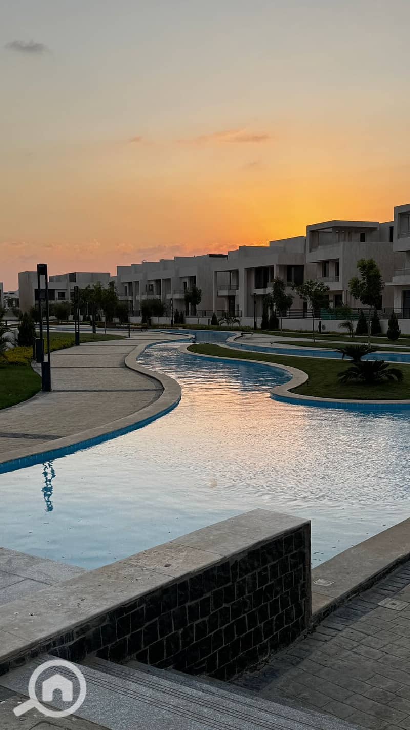 Own a corner townhouse for sale, 255m², in a prime location in Lake West Compound, 3 basins, 1st district. Delivery in two years. - Widok 6