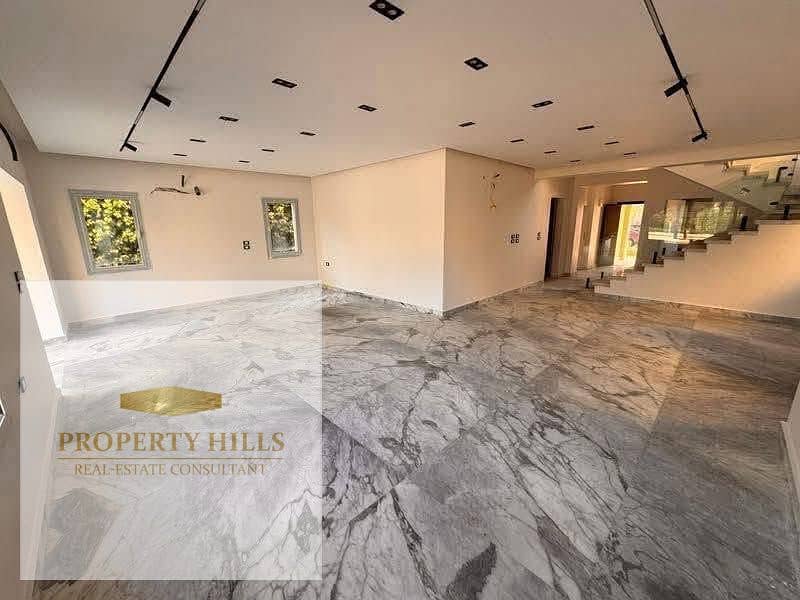 Next to the American University, you'll have complete privacy in a townhouse villa in a prime location in the heart of New Cairo's Fifth Settlement, E - Mehr
