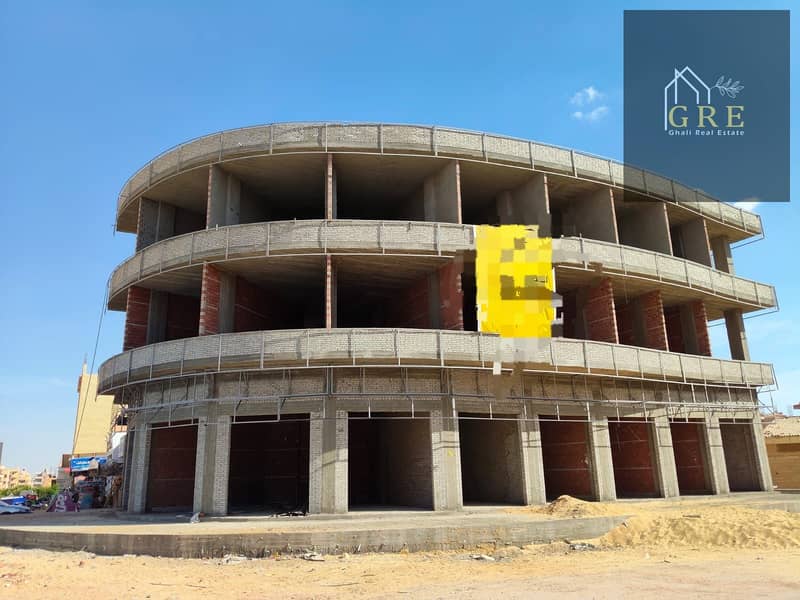 Commercial shop for sale 27m inside Al Jawhara Boulevard Mall, 6th of October. Very distinctive investment location with strong rental return. Rare opportunity with a 35% down payment and installments up to 4 years. - Widok 2