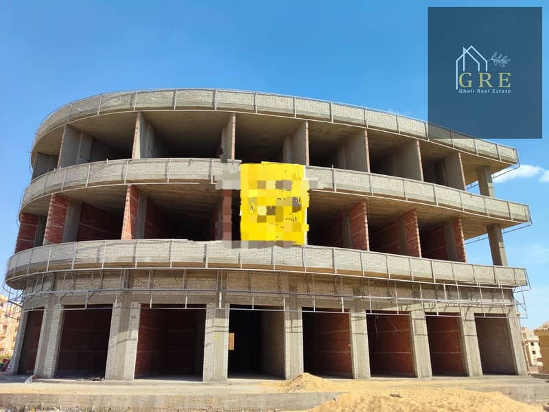 Commercial shop for sale 27m inside Al Jawhara Boulevard Mall, 6th of October. Very distinctive investment location with strong rental return. Rare opportunity with a 35% down payment and installments up to 4 years. - Widok 3