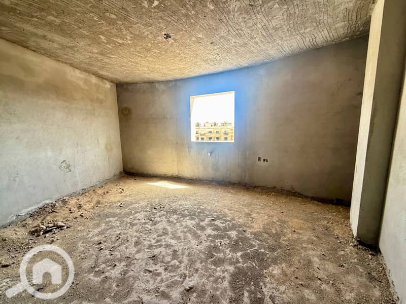 Apartment for sale in the Middle Hills, District 3, in one of the most upscale compounds in Mokattam, Baynister Compound by El Mansour Construction. The apartment is 158 meters, semi-finished, at an excellent price including the deposit and garage. - Widok 4