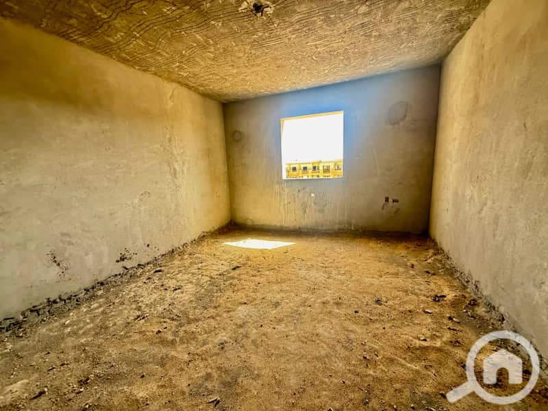 Apartment for sale in the Middle Hills, District 3, in one of the most upscale compounds in Mokattam, Baynister Compound by El Mansour Construction. The apartment is 158 meters, semi-finished, at an excellent price including the deposit and garage. - Widok 5
