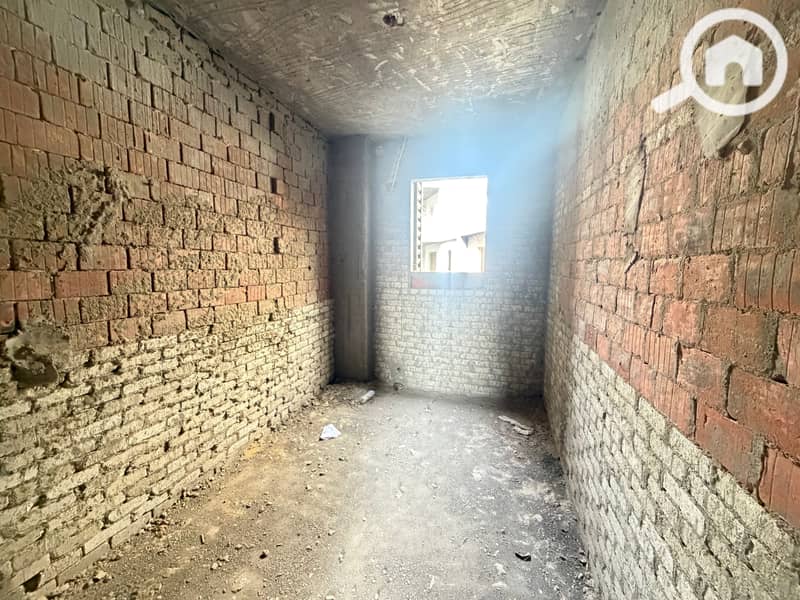Apartment for sale in the Middle Hills, District 3, in one of the most upscale compounds in Mokattam, Baynister Compound by El Mansour Construction. The apartment is 158 meters, semi-finished, at an excellent price including the deposit and garage. - Więcej