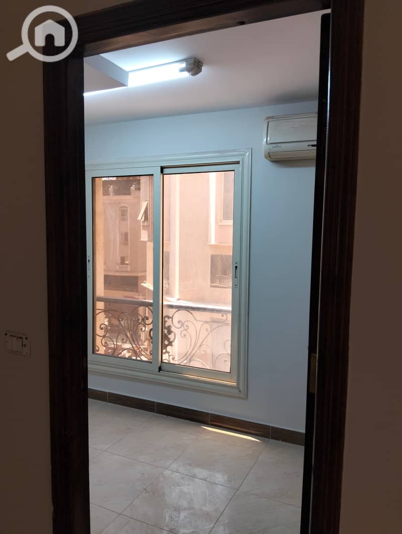 Administrative headquarters for rent – a unique opportunity in a strategic location inside Lasita Mall – a very vibrant location on Al Jame'a Library Street – just half a minute away from Al Hosari Mosque. Details of the headquarters: Second floor (with elevator) Area: 300 meters Super Lux finishing. - Widok 3