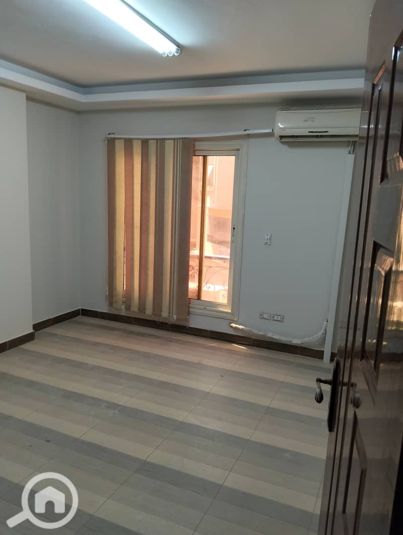 Administrative headquarters for rent – a unique opportunity in a strategic location inside Lasita Mall – a very vibrant location on Al Jame'a Library Street – just half a minute away from Al Hosari Mosque. Details of the headquarters: Second floor (with elevator) Area: 300 meters Super Lux finishing. - Widok 4