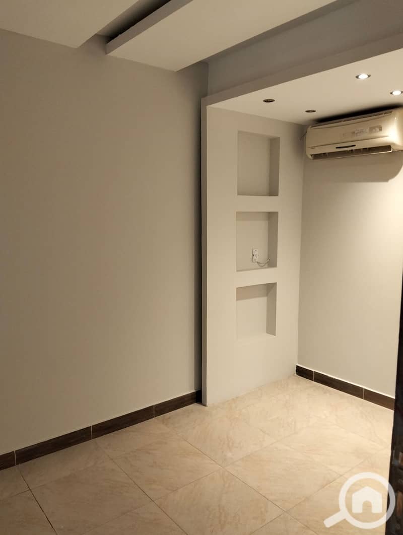 Administrative headquarters for rent – a unique opportunity in a strategic location inside Lasita Mall – a very vibrant location on Al Jame'a Library Street – just half a minute away from Al Hosari Mosque. Details of the headquarters: Second floor (with elevator) Area: 300 meters Super Lux finishing. - Widok 5
