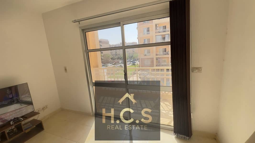 A great apartment is available for sale in Madinaty, in B11, on a repeated floor, with an area of 82 square meters. It has a very distinguished location, just steps away from services and the All Season Park, with a view of the street and park, and is in pristine condition. The asking price is very competitive, at 4 million and 150 thousand cash. – pohled 2