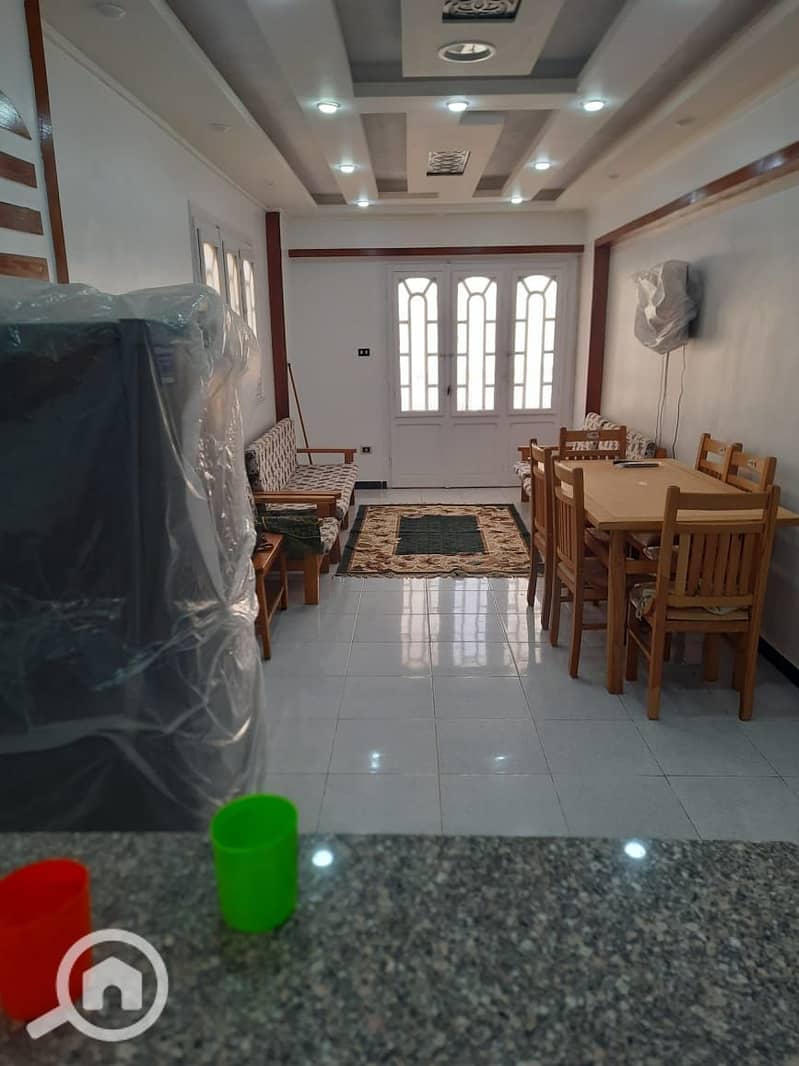 Furnished apartment for annual rent suitable for family, couple, or company; 2 bedrooms, a reception area with two pieces, kitchen, bathroom, second upper floor. All utilities available: water and electricity. Located in Alexandria, Al Agami, Kilometers 21, at Al Nakheel Beach in a very distinguished location. - Więcej