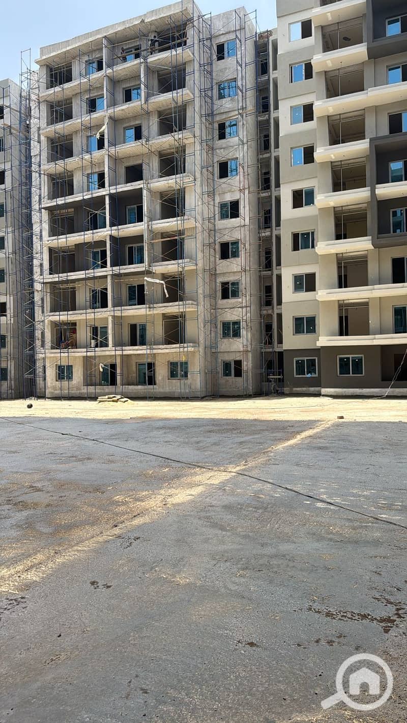 Receive and live immediately at prices from the past with the strongest companies in the Administrative Capital in a fully serviced compound and in the best location in the capital with the most beautiful master plan available. - Więcej