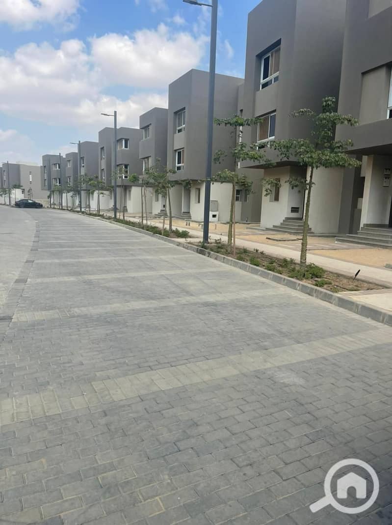 Twin house for sale inside Etapa Compound in Sheikh Zayed. Building area 394m² and land area 280m². Unfinished, first phase. Very prime location overl - Ansicht 3