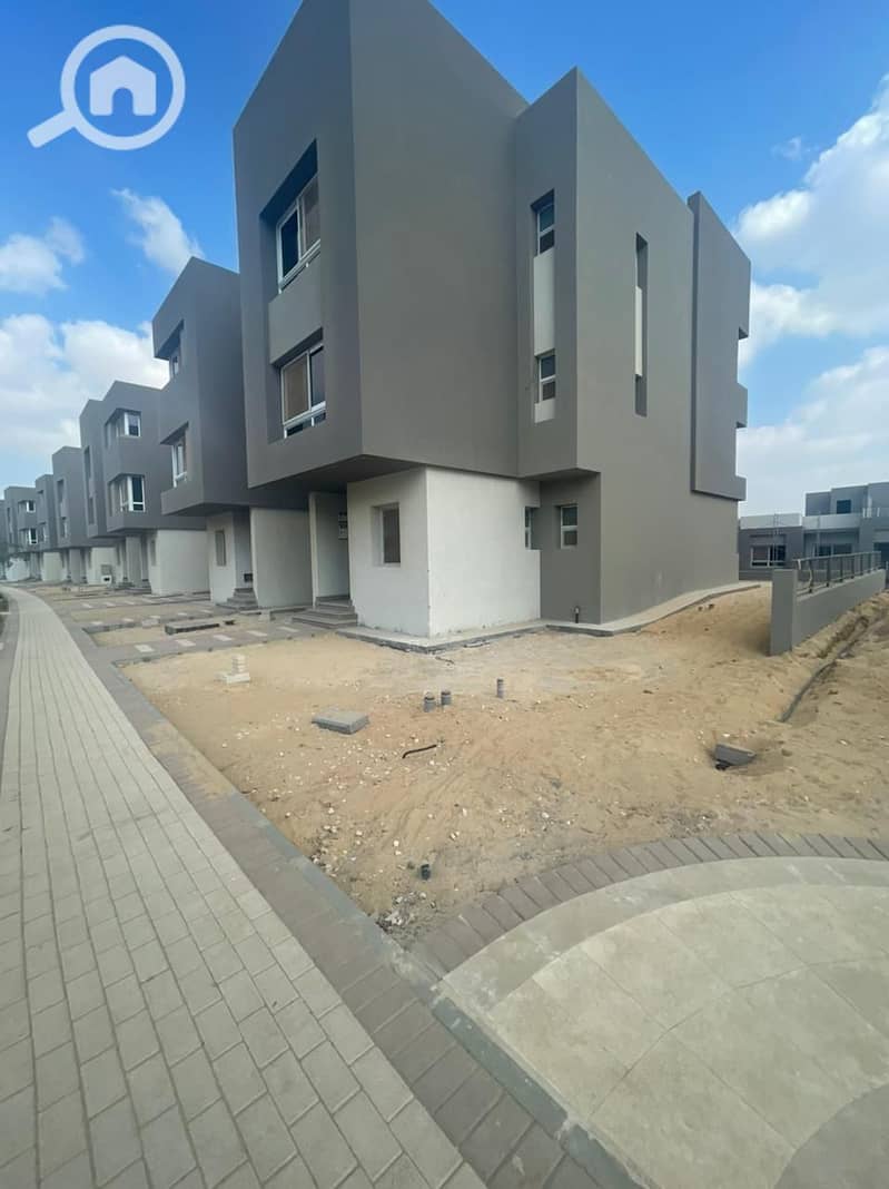 Twin house for sale inside Etapa Compound in Sheikh Zayed. Building area 394m² and land area 280m². Unfinished, first phase. Very prime location overl - Ansicht 4