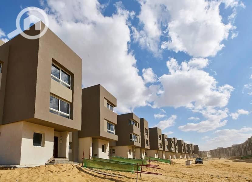 Twin house for sale inside Etapa Compound in Sheikh Zayed. Building area 394m² and land area 280m². Unfinished, first phase. Very prime location overl - Mehr