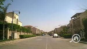 Twin House in Greenz Compound, Sheikh Zayed, with a land area of 380 square meters and a building area of 303 square meters, comprising ground, first floor, and a semi-finished roof in the second phase. - Widok 3