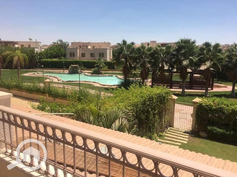 Twin House in Greenz Compound, Sheikh Zayed, with a land area of 380 square meters and a building area of 303 square meters, comprising ground, first floor, and a semi-finished roof in the second phase. - Więcej