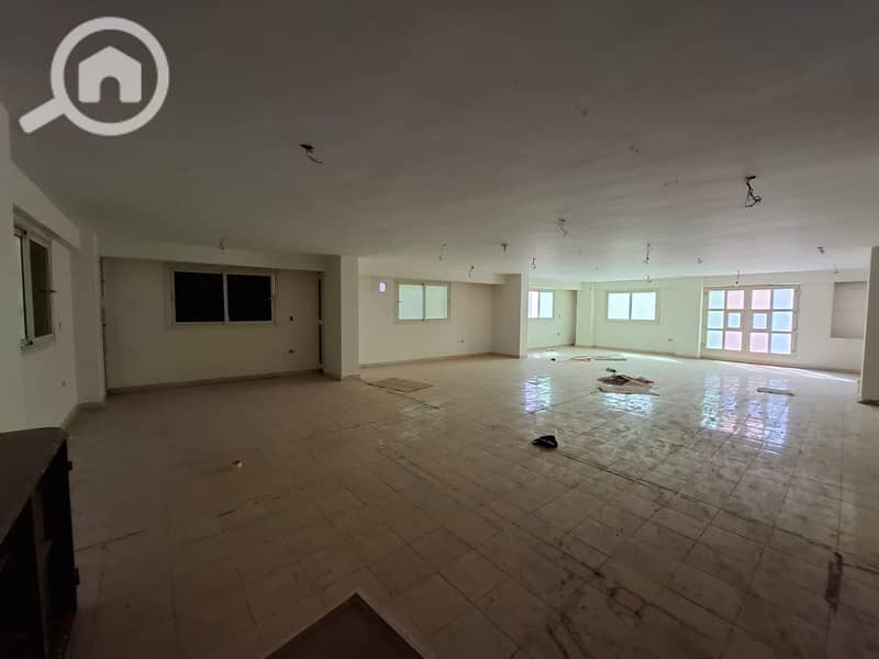 Third-floor unit in an engineering factory available for rent in the Fifth Settlement Industrial Zone; features a freight lift and a prime location on – pohled 3