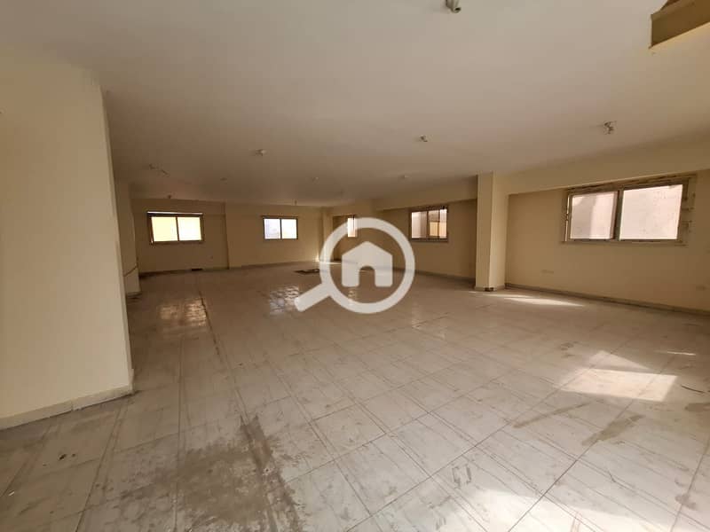 Third-floor unit in an engineering factory available for rent in the Fifth Settlement Industrial Zone; features a freight lift and a prime location on – pohled 5