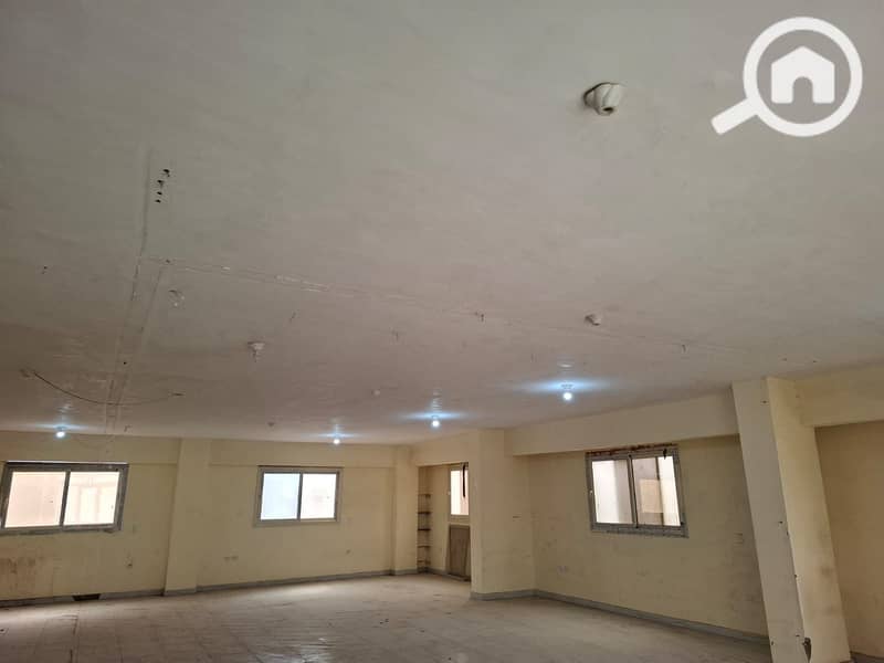 Third-floor unit in an engineering factory available for rent in the Fifth Settlement Industrial Zone; features a freight lift and a prime location on – pohled 6
