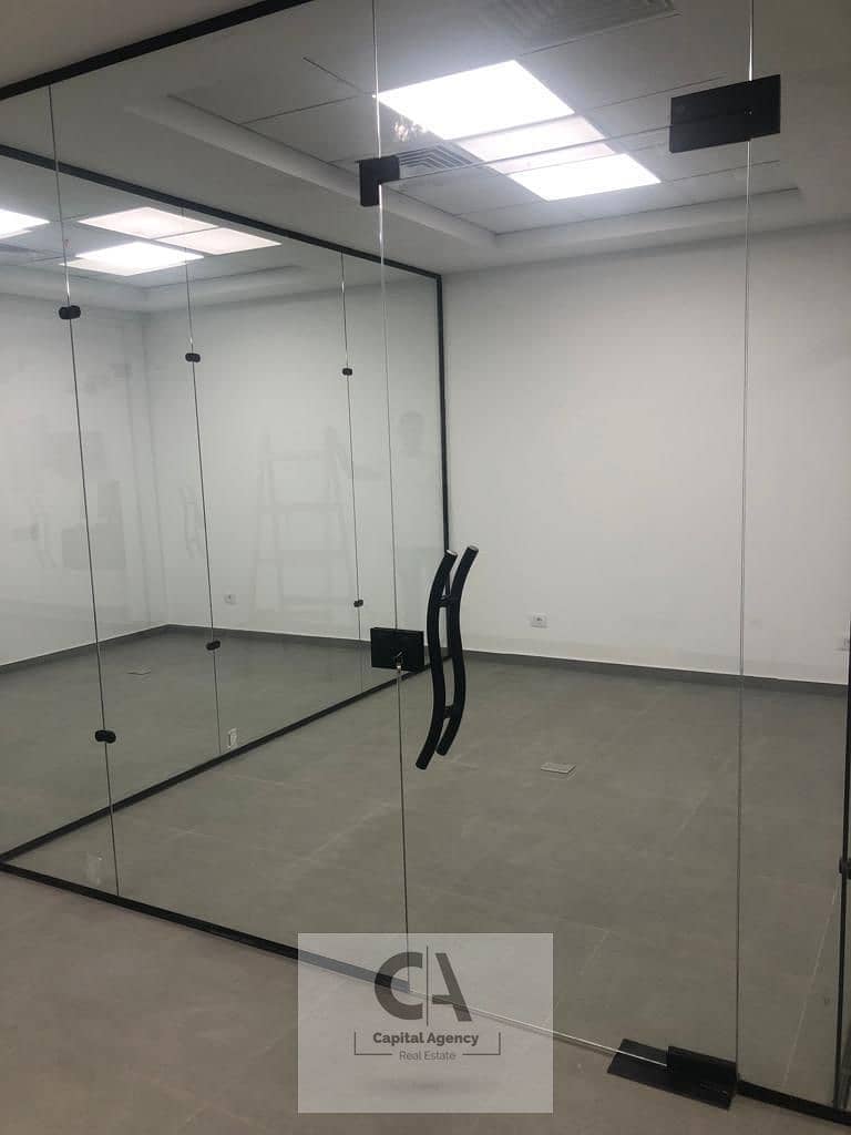 office for rent 136sqm , fully finished with air conditioning, in Mivida, near Hyde Park and Sodic Eastown, Fifth Settlement - Widok 3